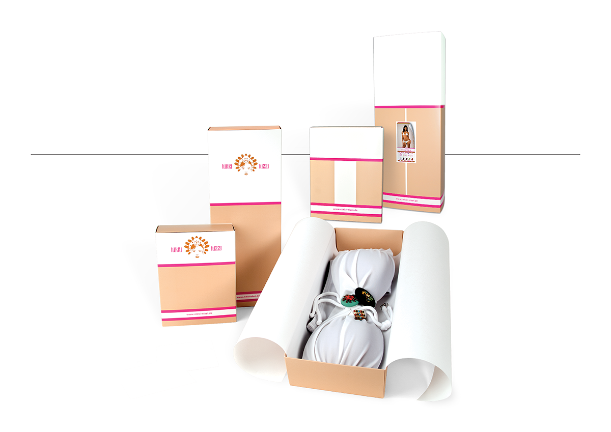 Hochwertiges Verpackungsdesign für die Marke Nikki Nizzi von faro Textilien GmbH. Die zwei Biki-Verpackungen überzeugen durch sachliche Gestaltung, markentreue Farben und flexible Beschriftung – ideal für effiziente Lagerung und exklusives Markenbranding im Textilhandel.